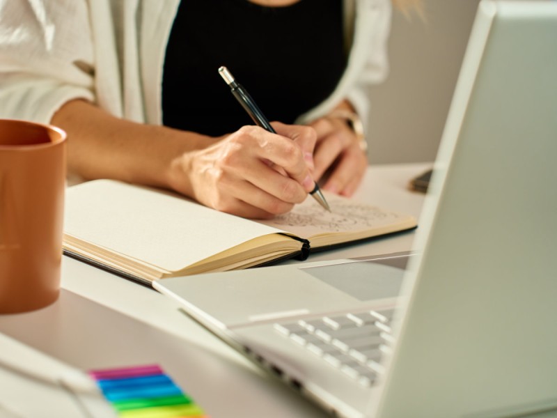 Antes do desenho existe o repertório: como nasce um mobiliário que permanece