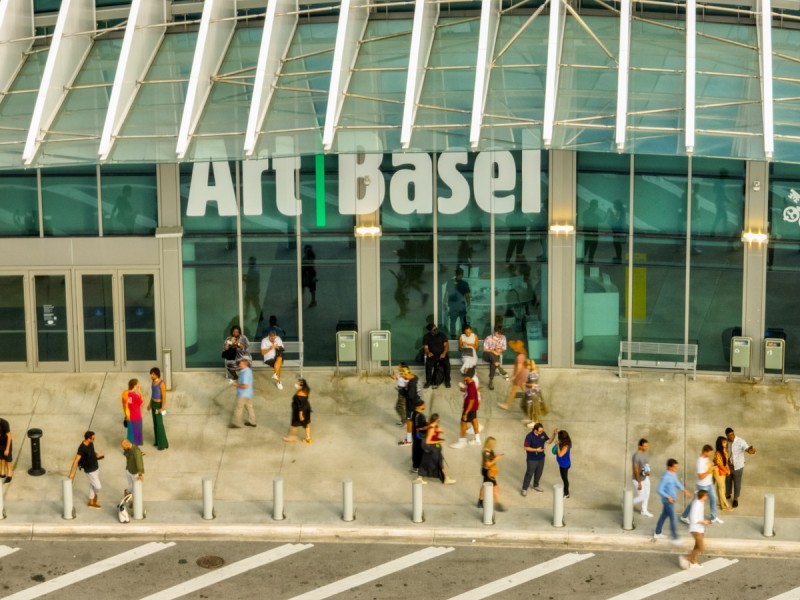 Art Basel: a história da maior feira de arte do mundo e seu impacto na arte contemporânea