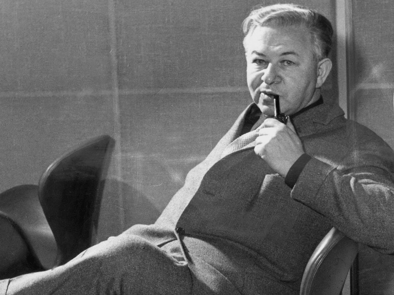 Conheça Arne Jacobsen e a história da cadeira Series 7
