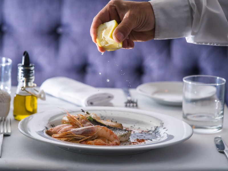 Tipos de serviço à mesa: conheça os principais para adotar em seu restaurante