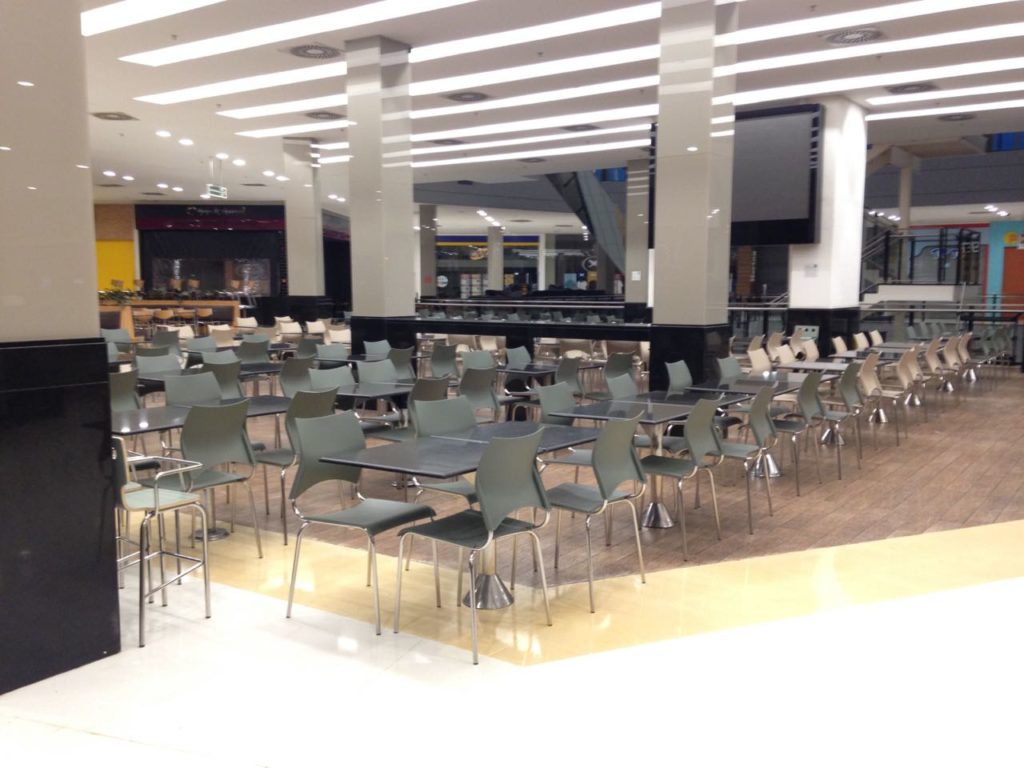 Móveis de metal nos shoppings