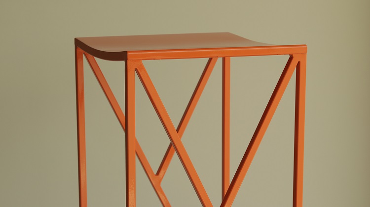 Banqueta laranja de metal